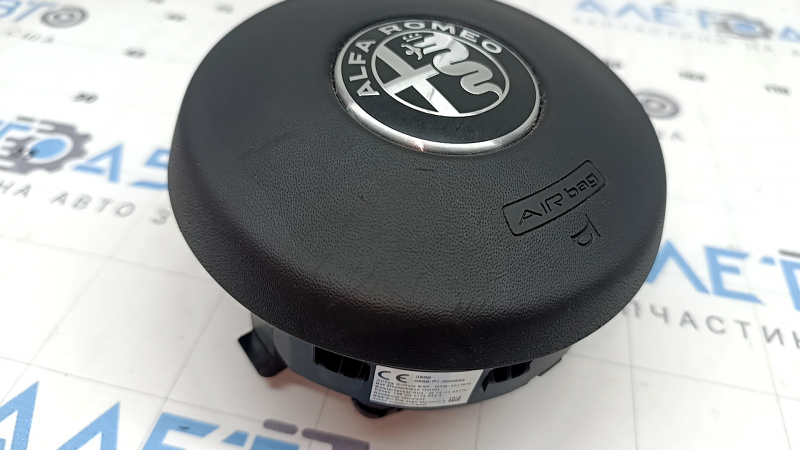 Подушка безопасности airbag в руль водительская Alfa Romeo Giulia 17-23 черная, царапины, вмятина
