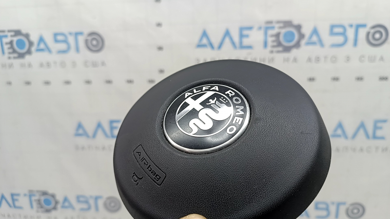 Подушка безопасности airbag в руль водительская Alfa Romeo Giulia 17-23 черная, царапины, вмятина