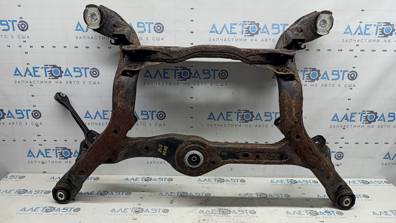 Подрамник задний Audi A4 B8 13-16 AWD ржавый, с рычагом, закис болт, микротрещины в 2 С/Б редуктора, заломаны 2 болта
