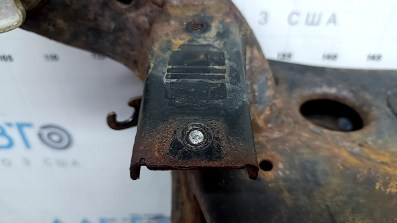 Подрамник задний Audi A4 B8 13-16 AWD ржавый, с рычагом, закис болт, микротрещины в 2 С/Б редуктора, заломаны 2 болта