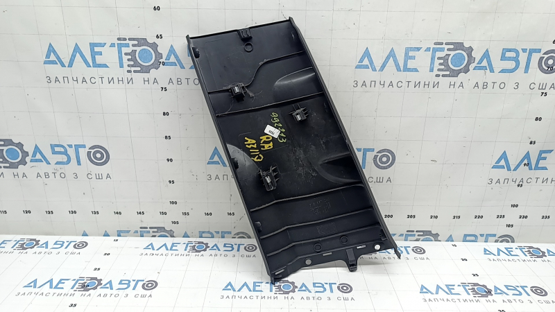 Накладка центральной стойки нижняя правая Audi A3 8V 15-20 4d, 5d, черная, царапина