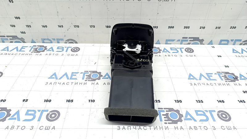 Дефлектор воздуховода центральной консоли Audi A3 8V 15-20 черная с хромом, царапины