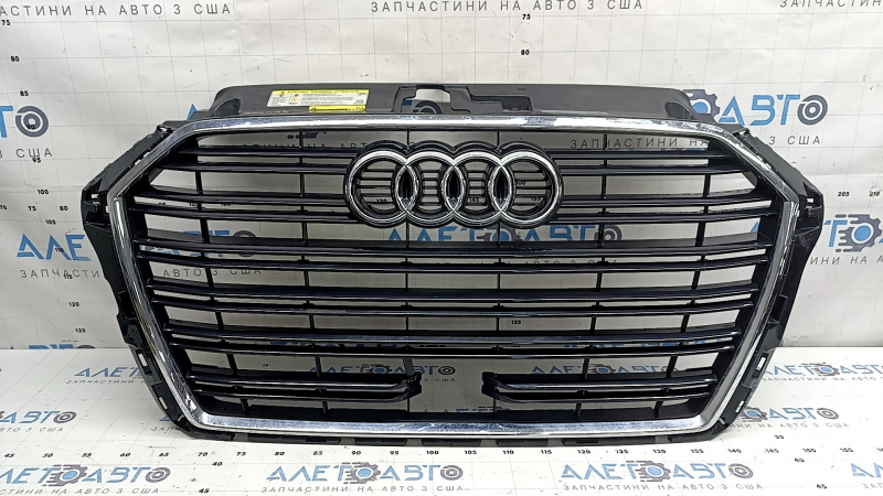 Решетка радиатора grill в сборе Audi A3 8V 17-20 черный глянец с хромом под радар, треснута, отсутсвует фрагмент