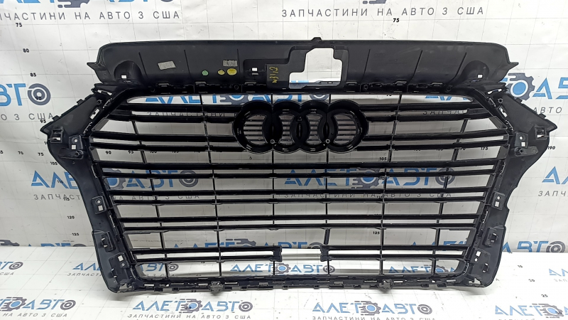 Решетка радиатора grill в сборе Audi A3 8V 17-20 черный глянец с хромом под радар, треснута, отсутсвует фрагмент