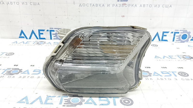 Поворотник правый Ford Escape MK3 17-19 рест, белый с птф, песок, сломано крепление, скол корпуса
