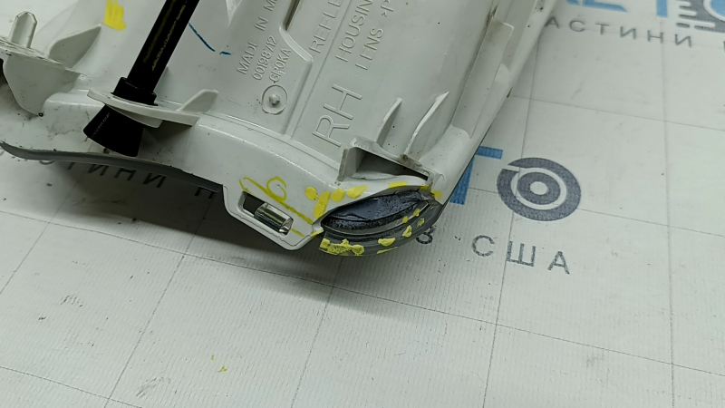 Поворотник правый Ford Escape MK3 17-19 рест, белый с птф, песок, сломано крепление, скол корпуса