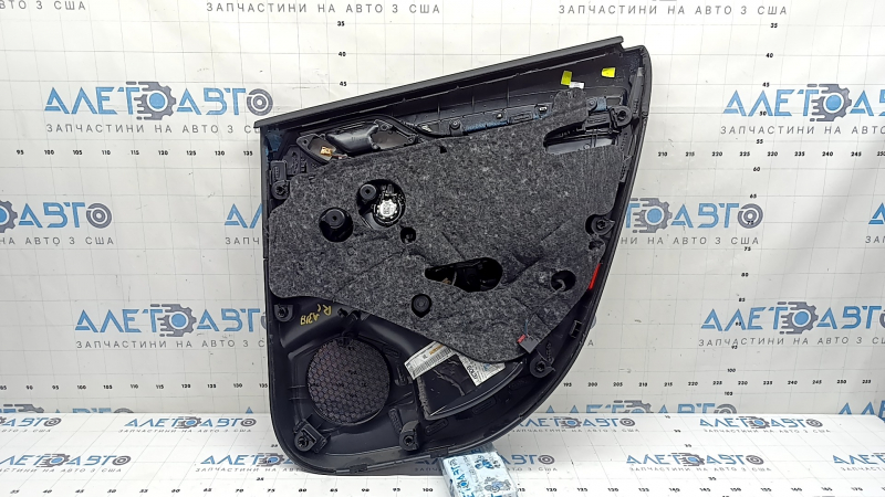 Обшивка дверей картка ззаду ліва Audi A3 8V 15-20 4d, 5d, чорна, шкіра, підлокітник шкіра чорна, з пищалкою, сірий молдинг, подряпини