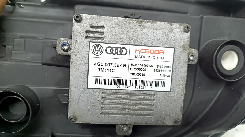 Фара передня ліва в зборі Audi A3 8V 17-20 xenon hid з нижнім кріпленням, під полірування, подряпини, жовтий DRL