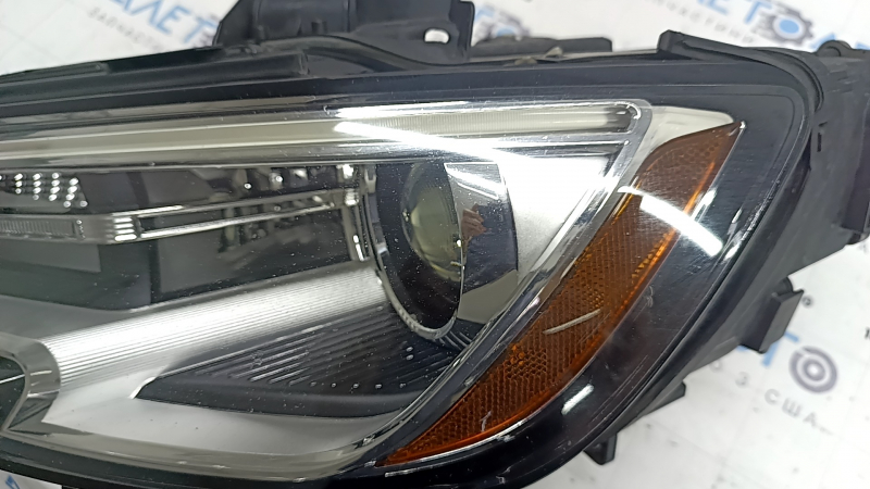 Фара передня ліва в зборі Audi A3 8V 17-20 xenon hid з нижнім кріпленням, під полірування, подряпини, жовтий DRL