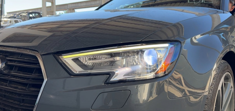 Фара передня ліва в зборі Audi A3 8V 17-20 xenon hid з нижнім кріпленням, під полірування, подряпини, жовтий DRL