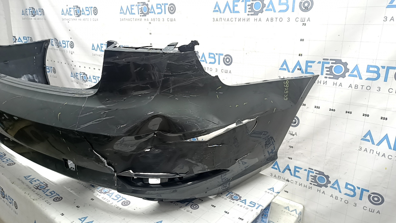 Бампер задній голий Audi A3 8V 17-20 без парктроніків, без заглушки, надриви, тріснуть кронштейн, відпаяг кронштейн, відсутні фрагменти, подряпини