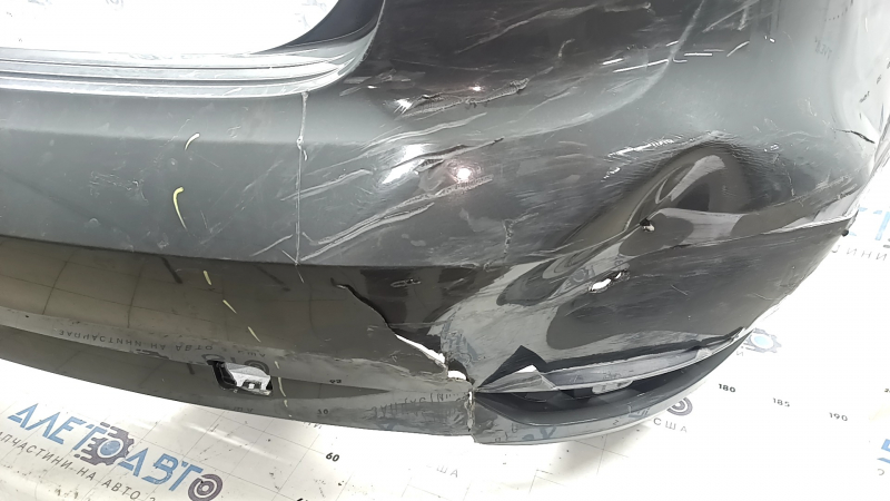 Бампер задній голий Audi A3 8V 17-20 без парктроніків, без заглушки, надриви, тріснуть кронштейн, відпаяг кронштейн, відсутні фрагменти, подряпини