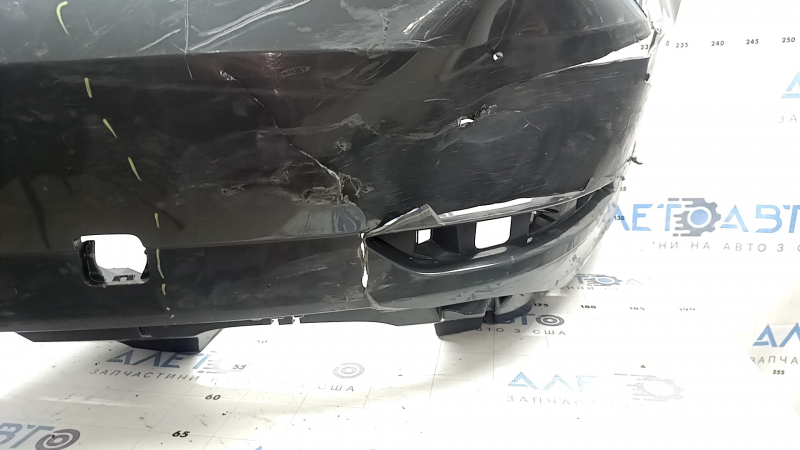 Бампер задній голий Audi A3 8V 17-20 без парктроніків, без заглушки, надриви, тріснуть кронштейн, відпаяг кронштейн, відсутні фрагменти, подряпини