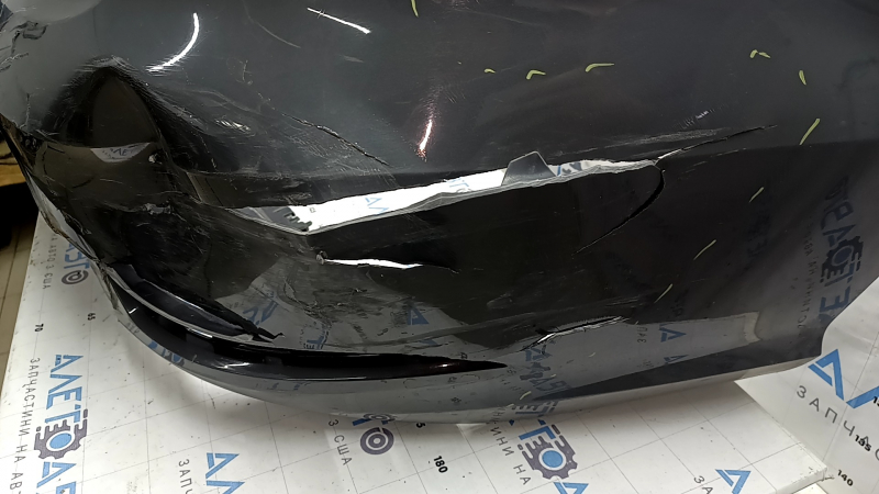 Бампер задній голий Audi A3 8V 17-20 без парктроніків, без заглушки, надриви, тріснуть кронштейн, відпаяг кронштейн, відсутні фрагменти, подряпини
