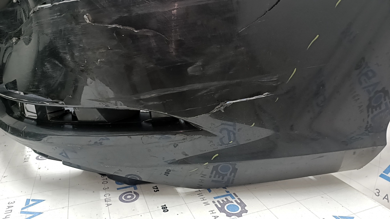 Бампер задній голий Audi A3 8V 17-20 без парктроніків, без заглушки, надриви, тріснуть кронштейн, відпаяг кронштейн, відсутні фрагменти, подряпини