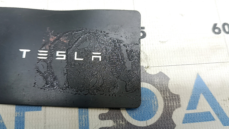Ключ Tesla Model 3 18-23 KEYCARD выгнут, следы от клея