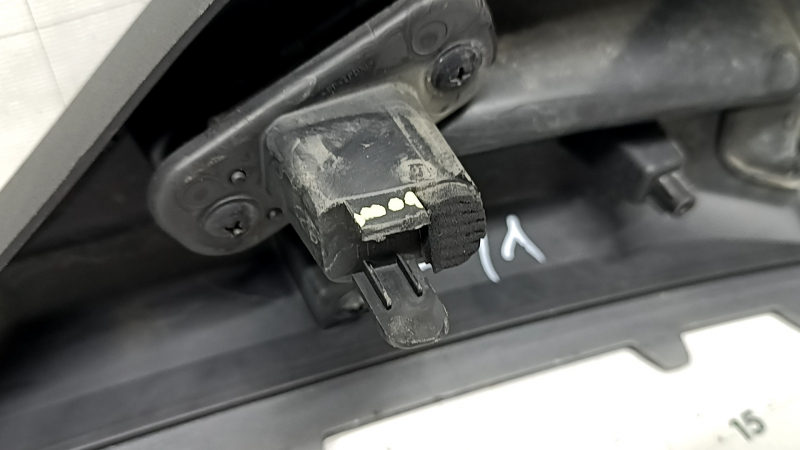 Молдинг переднего бампера центральный Hyundai Santa FE 19-23 XRT, структура с графит, царапины, сломано крепление
