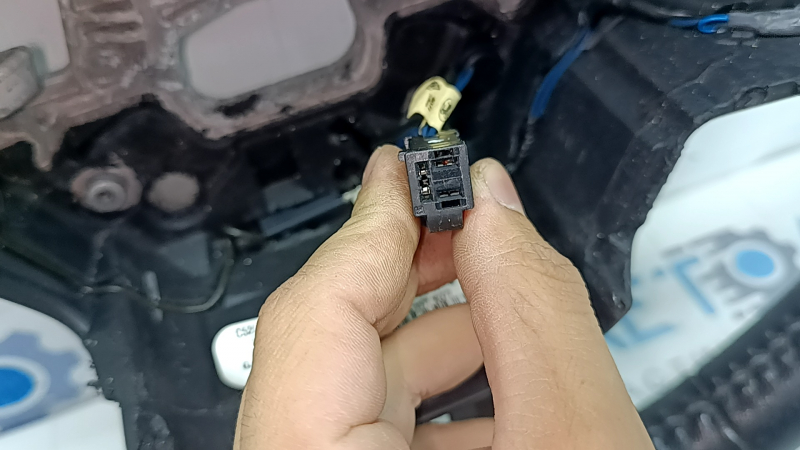 Кермо голе Ford Escape MK3 17-19 рест, шкіра, під підігрів, з пелюстками, без кнопок, подряпини