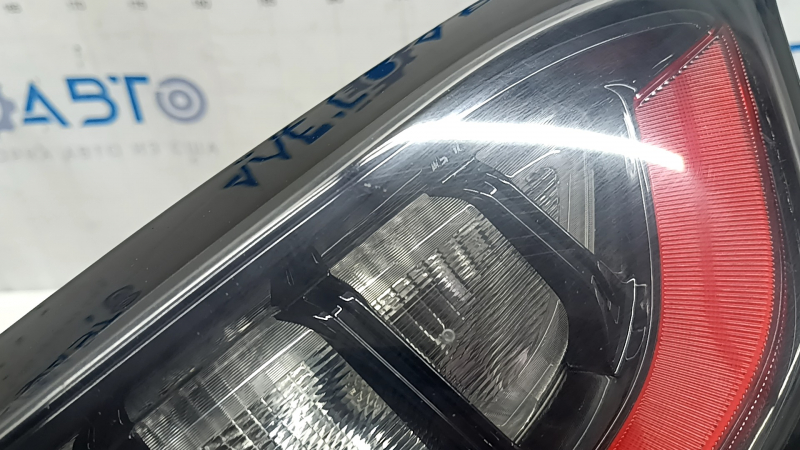 Ліхтар внутрішній кришка багажника лівий Jeep Cherokee KL 19-23 рест, подряпини, тріщина у кріпленні