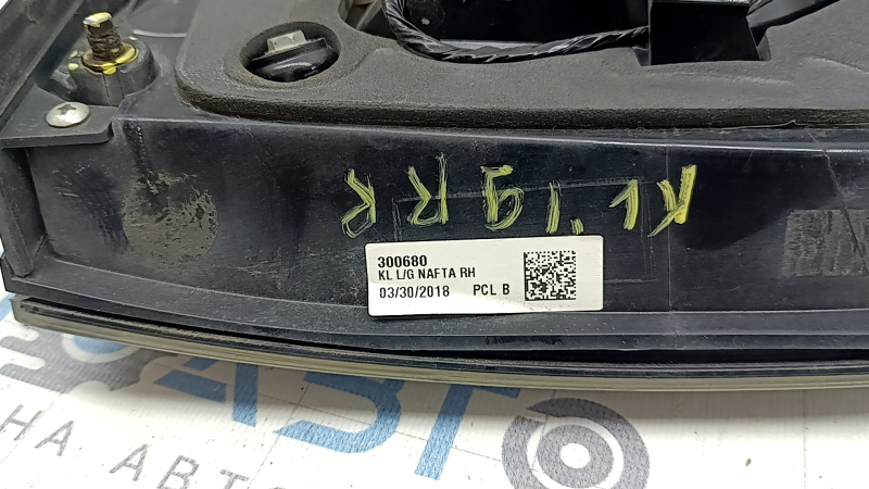 Ліхтар внутрішній кришка багажника правий Jeep Cherokee KL 19-23 рест, подряпини, обломаний болт кріплення, тріщини у кріпленнях