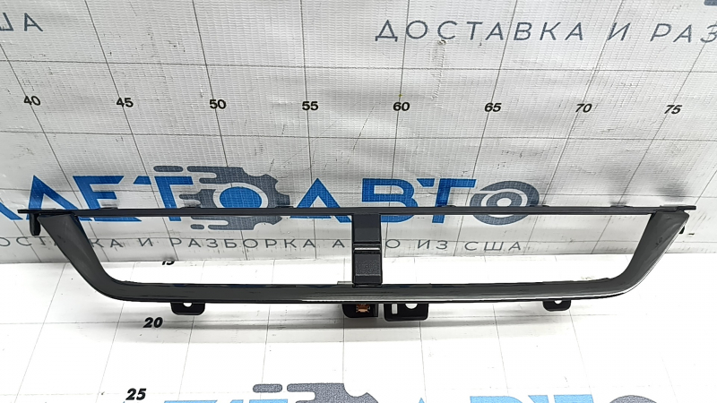 Накладка передньої панелі дефлектора центральна Chevrolet Equinox EV 24-26 чорна структура з темно-сірим молдингом