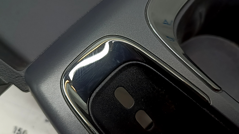Накладка центральной консоли с подстаканниками Chevrolet Equinox EV 24-26 черная, мелкие царапины на хроме
