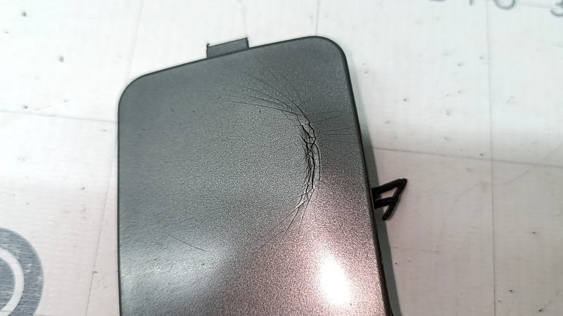 Заглушка буксировочного крюка заднего бампера Jeep Cherokee KL 19-23 серая, примята