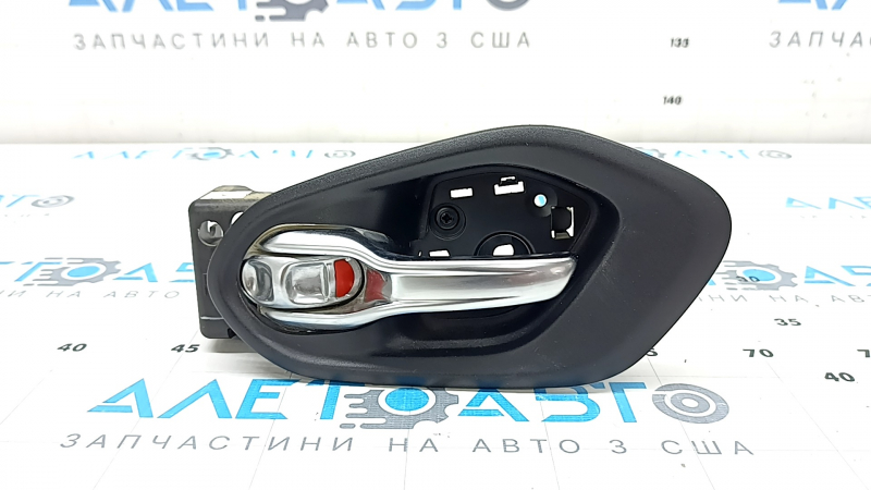 Ручка двери внутренняя задняя левая Jeep Cherokee KL 19-23 с накладкой