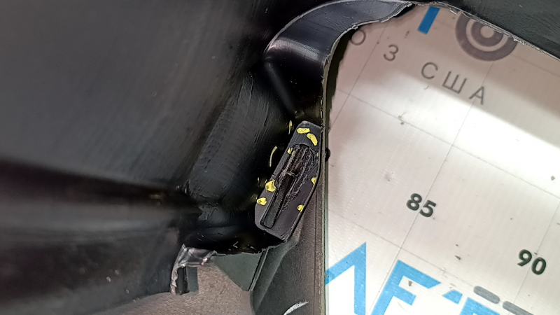 Торпедо передняя панель с AIRBAG Jeep Cherokee KL 19-19 черная, надломаны крепления воздуховодов