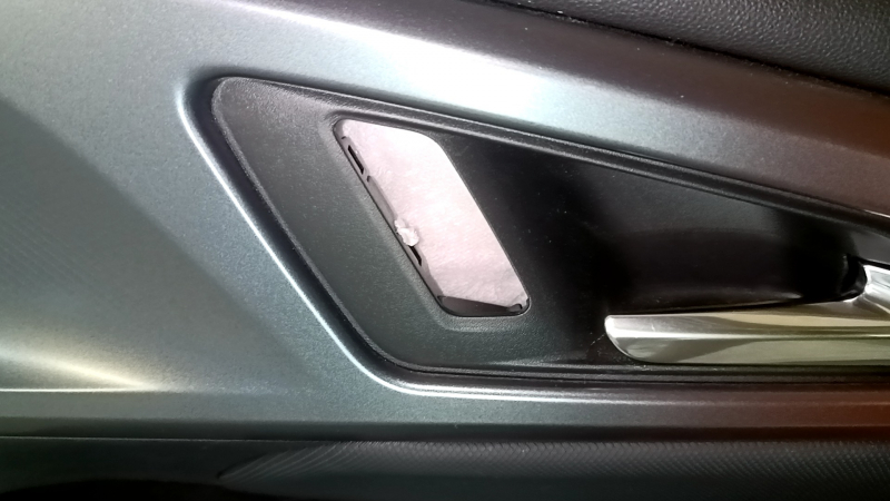Обшивка двери карточка передняя правая Chevrolet Equinox EV 24-26 черная, верхняя вставка кожа черная, подлокотник резина черная, хром ручка, с подсветкой, без кнопок и проводки