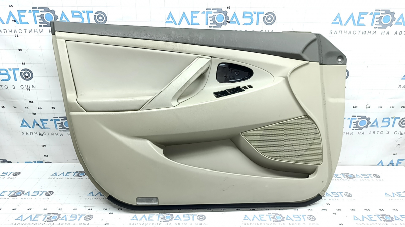 Обшивка двери карточка передняя левая Toyota Camry v40 07-11 бежевая с коричневым, вставка пластик, без управления, подлокотник кожа бежевая, под химчистку, потрескана кожа