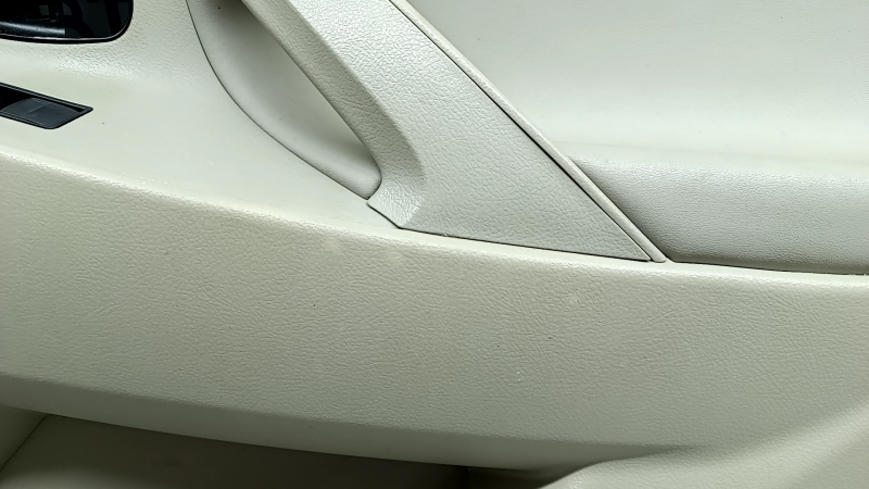 Обшивка двери карточка передняя правая Toyota Camry v40 07-11 бежевая с коричневым, вставка пластик, подлокотник кожа бежевая, под химчистку, побелел пластик, царапины, разбух уплотнитель