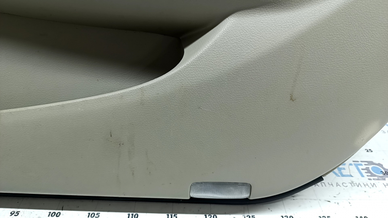 Обшивка двери карточка передняя правая Toyota Camry v40 07-11 бежевая с коричневым, вставка пластик, подлокотник кожа бежевая, под химчистку, побелел пластик, царапины, разбух уплотнитель
