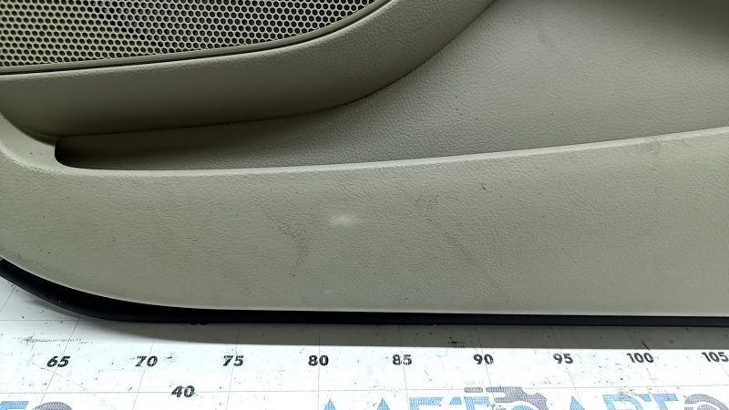 Обшивка двери карточка передняя правая Toyota Camry v40 07-11 бежевая с коричневым, вставка пластик, подлокотник кожа бежевая, под химчистку, побелел пластик, царапины, разбух уплотнитель