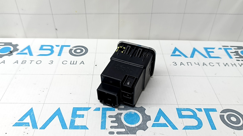 USB Hub, AUX центральной консоли Jeep Cherokee KL 14-20 сломано крепление накладки