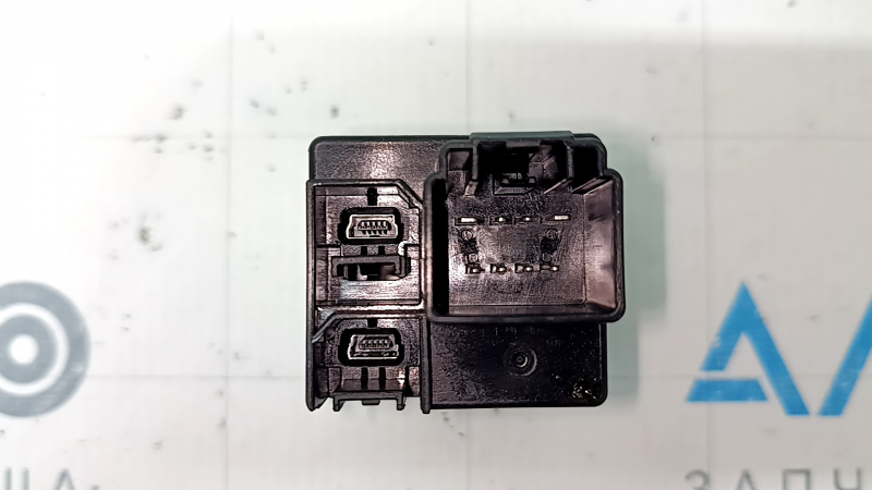 USB Hub, AUX центральной консоли Jeep Cherokee KL 14-20 сломано крепление накладки