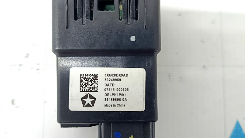 USB Hub, AUX центральной консоли Jeep Cherokee KL 14-20 сломано крепление накладки
