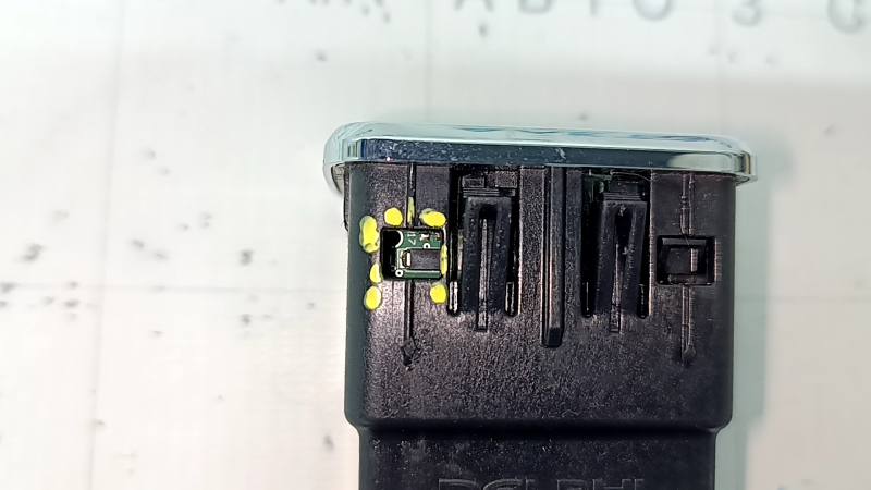 USB Hub, AUX центральной консоли Jeep Cherokee KL 14-20 сломано крепление накладки