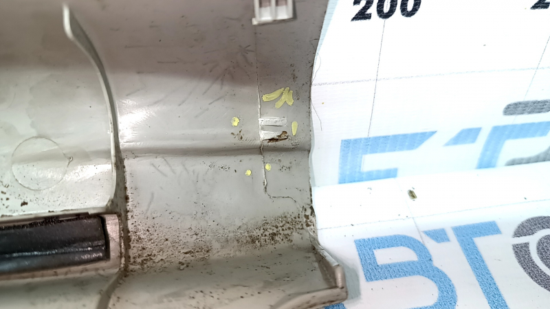 Накладка порога передняя правая Toyota Camry v40 07-11 бежевая, царапины, сломано крепление
