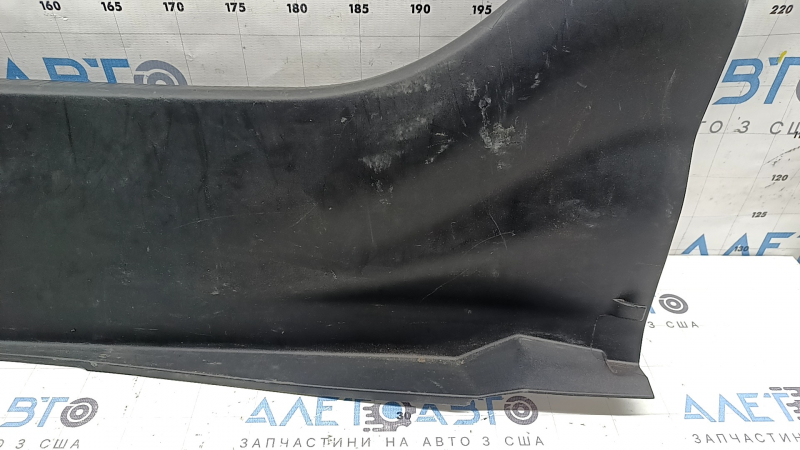 Накладка отвору багажника Toyota Camry v40 07-11 чорна, затерта, погнута, побілів пластик