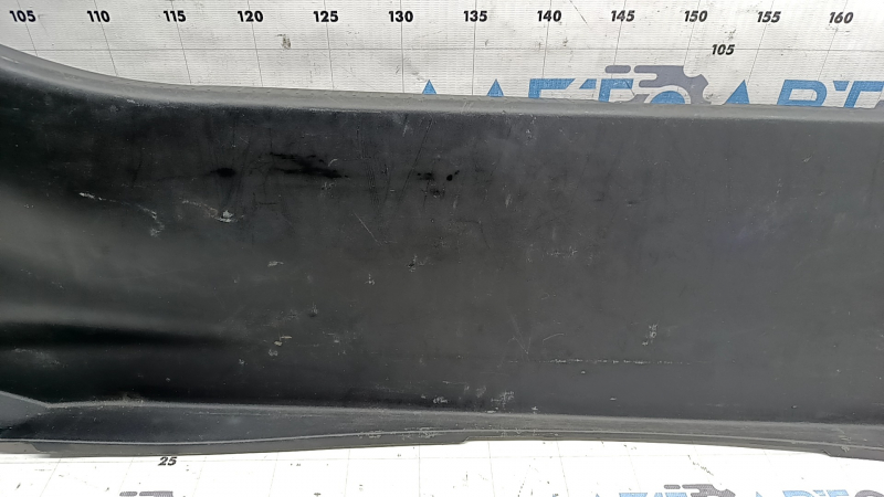 Накладка отвору багажника Toyota Camry v40 07-11 чорна, затерта, погнута, побілів пластик