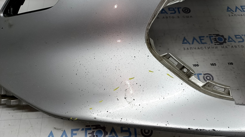 Бампер передний голый левый Toyota Prius 50 Prime 17-22 без парктроников, серебро, треснуто крепление, сколы, затерт