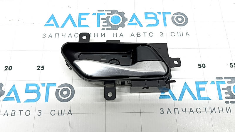 Ручка дверей внутрішня передня права Nissan Rogue 21-25 хром