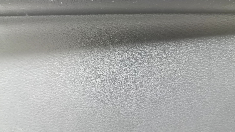 Обшивка дверей картка передня права Nissan Rogue 21-22 чорна з чорною вставкою шкіра, шкіра підлокітник, коричневий верх, з накладкою, потерта