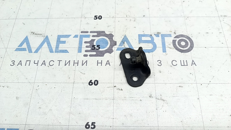 Кронштейн амортизатора двери багажника верхний правый Toyota Prius 50 Prime 16-19