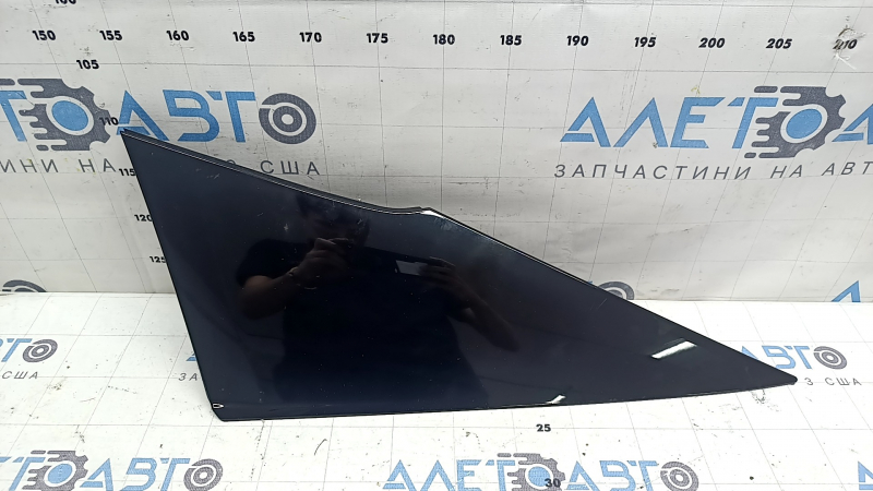 Накладка заднего крыла левая Toyota Prius 50 Prime 17-22 черный глянец, царапины