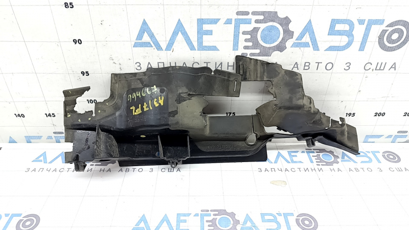 Дефлектор радіатора лівий Ауді A3 8V 17-20 4d 2.0T надірваний ущільнювач
