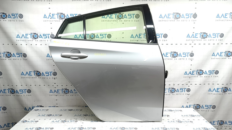 Дверь в сборе задняя правая Toyota Prius 50 Prime 17-18 серебро 1F7, потерта, царапины на накладке