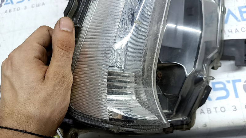 Поворотник правий Toyota Prius 50 Prime 17-22 без ПТФ, під полірування, сколи, зламане кріплення