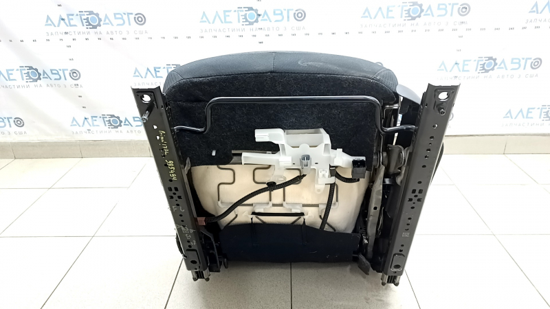 Сиденье водительское Toyota Prius 50 Prime 17-19 без airbag, механическое, подогрев, ткань черная, затерта, под химчистку, заломы